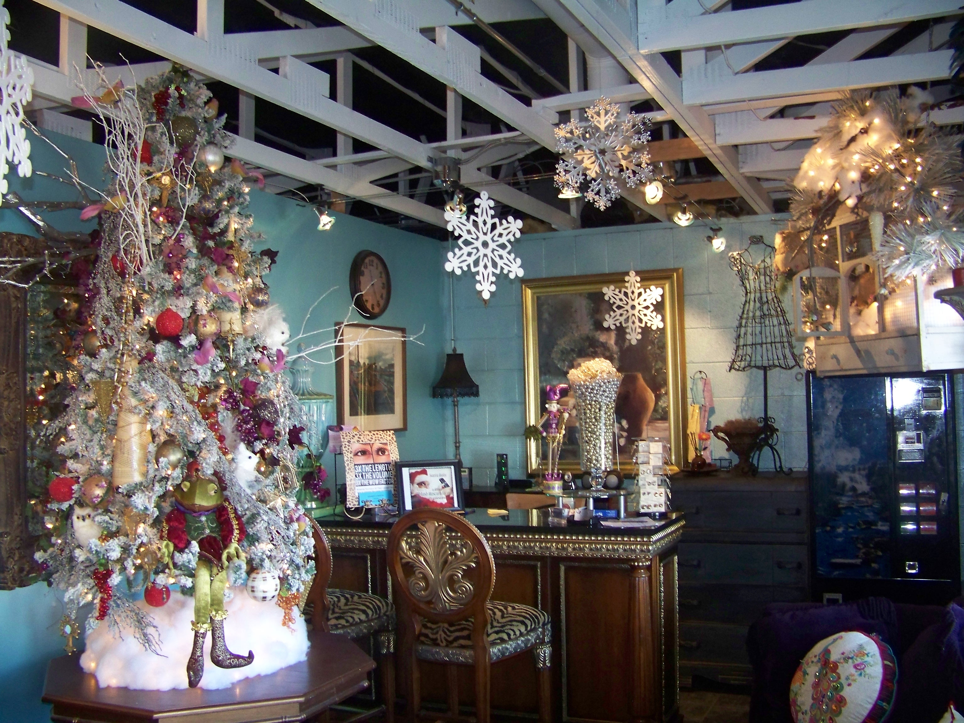 J McKinnley's salon receive Best Christmas Decorations award. - The